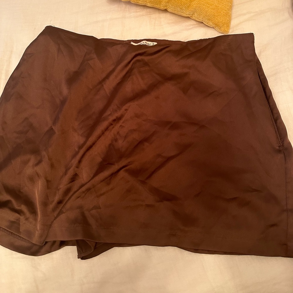 Abercrombie satin skort in brown, NWT